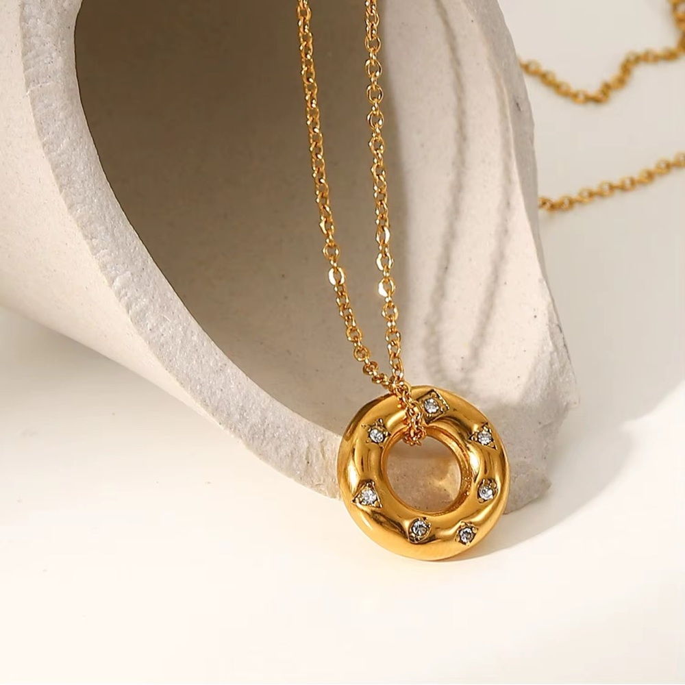 Elegant Gold Pendant Necklace